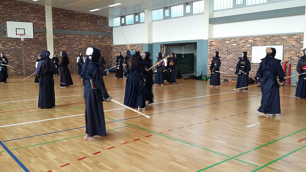 Kendo-Kämpfer in Aufstellung in einer Sporthalle.